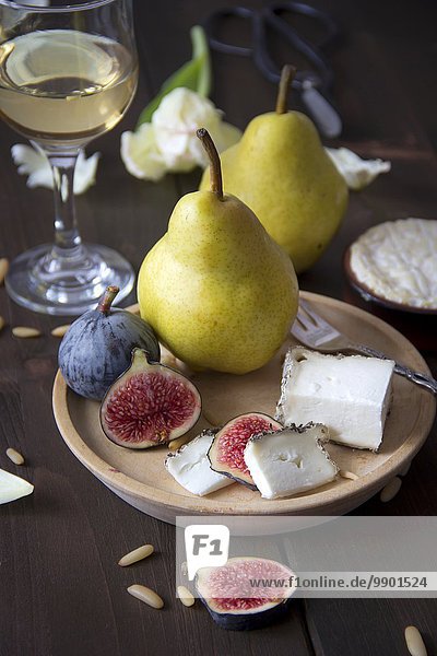 Vielfalt an Käse  Wein  Birnen  Feigen und Pinienkernen