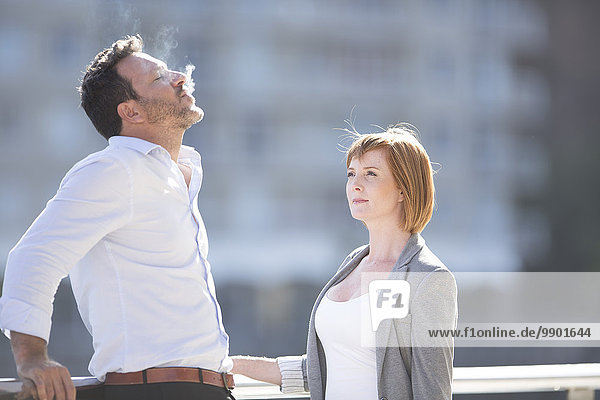 Geschäftsleute  die eine Pause machen  Mann  der eine Zigarette raucht.