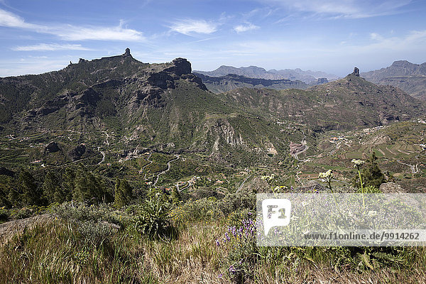 Ausblick von Cruz de Tejeda auf die Bergwelt  den Barranco de Tejeda  den Roque Bentayga und den Roque Nublo  Gran Canaria  Kanarische Inseln  Spanien  Europa