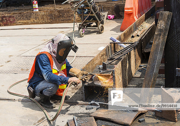 Bauarbeiter schweißt an einem Stahlträger an einer Baustelle  Bangkok  Thailand  Asien