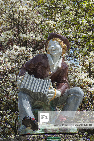 Figur Junge mit Ziehharmonika von der Nymphenburger Porzellan-Manufaktur  Botanischer Garten  München  Oberbayern  Bayern  Deutschland  Europa