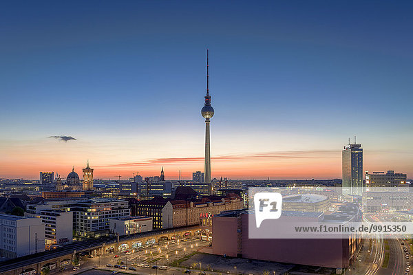 Berlin-Mitte mit dem Alexanderplatz  dem Berliner Fernsehturm und dem Park Inn Hotel  Berlin  Deutschland  Europa