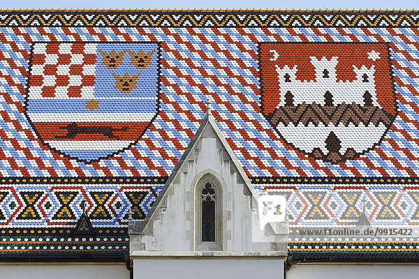 Dach der Markuskirche  die Dachziegel stellen die Wappen von Zagreb und dem Dreieinigen Königreich Kroatien dar  Zagreb  Kroatien  Europa