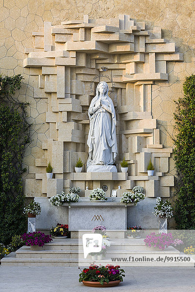Statue der Madonna im Inneren der Kirche La Madonna di Lourdes  Verona  Italien  Europa