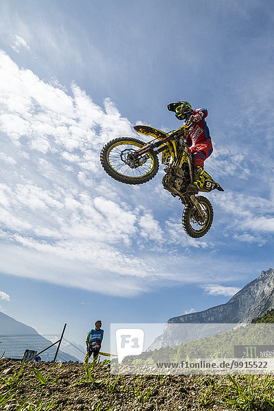 Motorradfahrer auf einem Motocross-Motorrad beim Sprung in der Luft  Training für das MXGP WM-Rennen in Pietramurata  Trentino  Italien  Europa