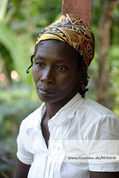 Frau mit nachdenklichem Gesichtsausdruck  Riviere Froide  Departement Ouest  Haiti  Nordamerika