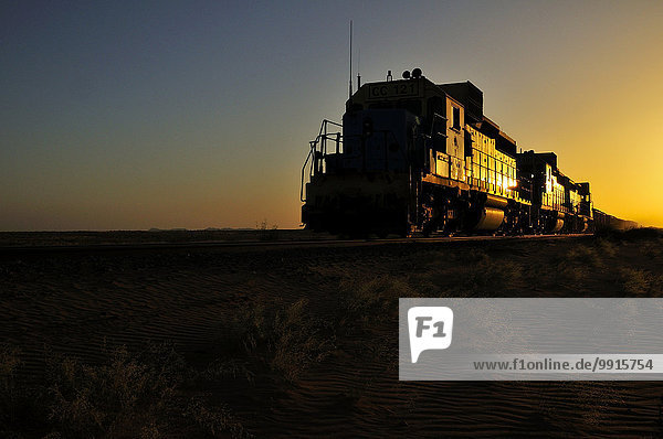 Eisenbahn durch die Wüste zum Transport von Eisenerz von M'Haoudat zum Hafen von Nouadhibou  Region Dakhlet Nouadhibou  Mauretanien  Afrika