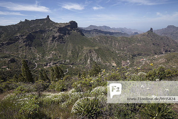 Ausblick von Cruz de Tejeda auf die Bergwelt  den Barranco de Tejeda  den Roque Bentayga und den Roque Nublo  Gran Canaria  Kanarische Inseln  Spanien  Europa