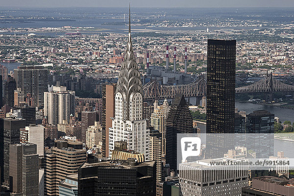 Ausblick vom Empire State Building auf die Hochhäuser von Midtown Manhattan mit Chrysler Building  New York  USA  Nordamerika