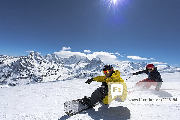 Skifahrer und Snowboarder  hinten das Bernina-Massiv  Corvatsch  Silvaplana  Graubünden  Schweiz  Europa