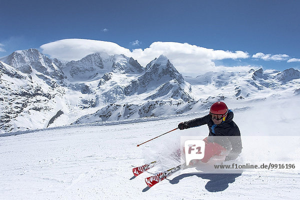 Skifahrer  hinten das Bernina-Massiv  Corvatsch  Silvaplana  Graubünden  Schweiz  Europa