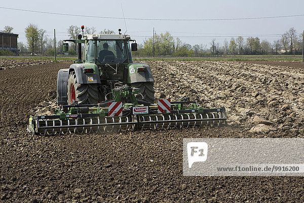 Traktor pflügt ein Feld im Frühling  Lodi  Lombardei  Italien  Europa