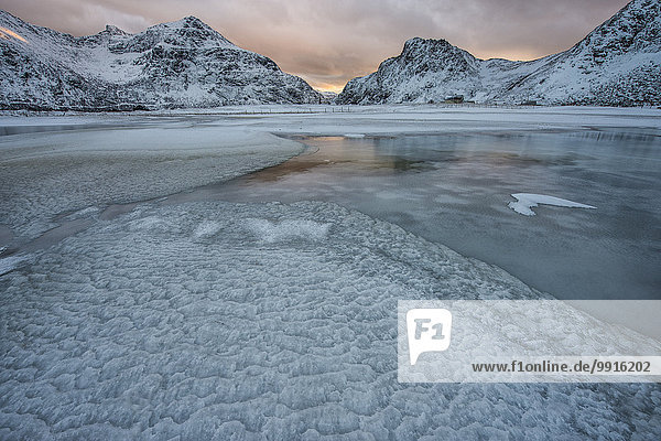 Gefrorener Teich in den Bergen  Lofoten  Norwegen  Europa