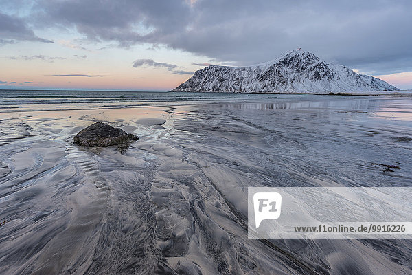 Strukturen im Sand  Strand von Skagsanden  Lofoten  Norwegen  Europa
