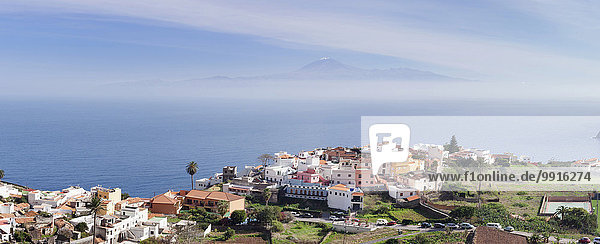 Ausblick über Agulo nach Teneriffa mit Teide  La Gomera  Kanarische Inseln  Spanien  Europa
