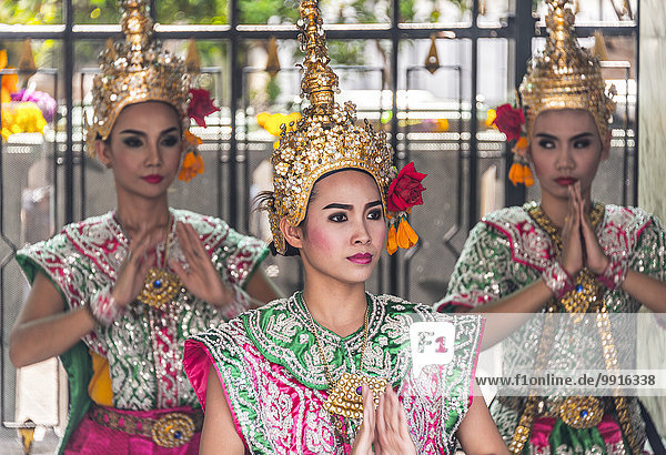Traditionelle thailändische Tänzerinnen  Sukhothai-Tanz  Bangkok  Thailand  Asien