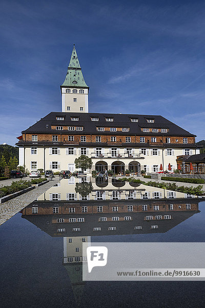 Schloss Elmau  Schlosshotel mit Turm spiegelt sich im Brunnen  Austragungsort G7 Gipfel 2015  Klais  Werdenfelser Land  Oberbayern  Bayern  Deutschland  Europa