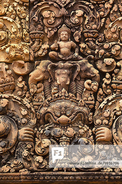 Banteay Srei  Flachrelief am Ost-Tor  rosa Sandstein  Ornamentik  Eingangspavillon  Indra auf seinem dreiköpfigen Elefanten  Khmer-Hindu-Tempel  Angkor  Provinz Siem Reap  Kambodscha  Asien