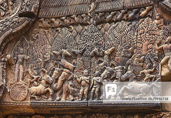 Flachrelief am Eingang der nördlichen Bibliothek  Indra  Khmer-Hindu-Tempel Banteay Srei  Provinz Siem Reap  Kambodscha  Asien