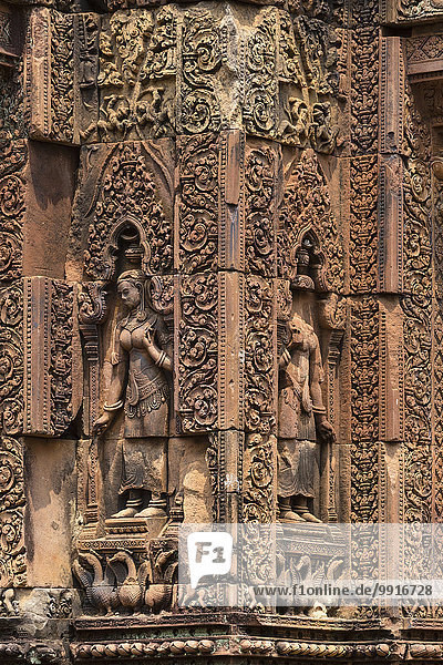 Devi Figuren aus Sandstein am Mandapa Khmer-Hindu-Tempel Banteay Srei Provinz Siem Reap Kambodscha Asien