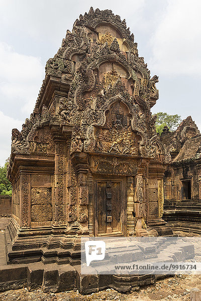 Flachrelief aus Sandstein  Eingang der südlichen Bibliothek neben dem Prasat  Khmer-Hindu-Tempel Banteay Srei  Provinz Siem Reap  Kambodscha  Asien