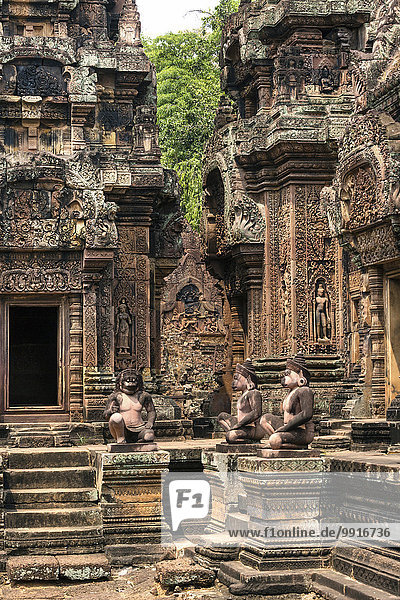 Yaksha-Wächter  Wächterfiguren vor der Mandapa  Khmer-Hindu-Tempel Banteay Srei  Angkor  Provinz Siem Reap  Kambodscha  Asien