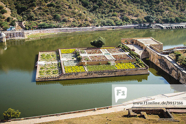Gartenanlage im Wasser  Amber Fort  Jaipur  Rajasthan  Indien  Asien