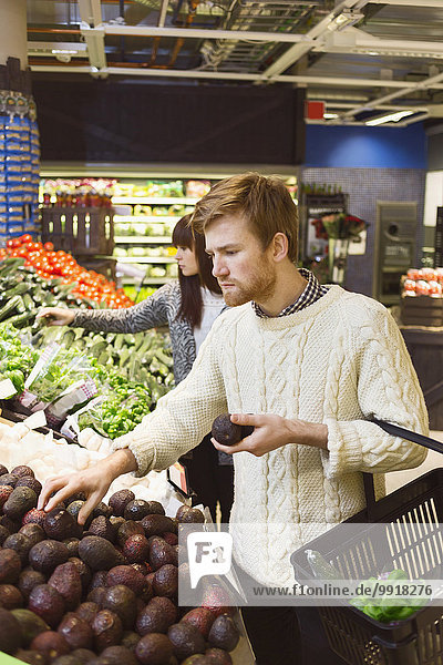 Junges Paar beim Einkaufen im Supermarkt