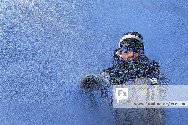 Vereinigte Staaten von Amerika USA Kälte Rollschuh Winter Tag Junge - Person Eis jung gefroren Teich