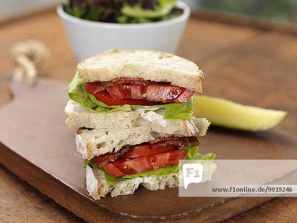 eingelegt einlegen Studioaufnahme Salat Tomate Sandwich Schneidebrett Schinkenspeck