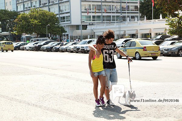 Junges Paar mit Hund auf dem Bürgersteig Copacabana Rio De Janeiro Brasilien