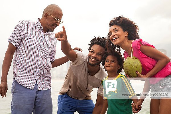 Großvater und Familie schauen vom Strand von Ipanema Rio De Janeiro Brasilien auf