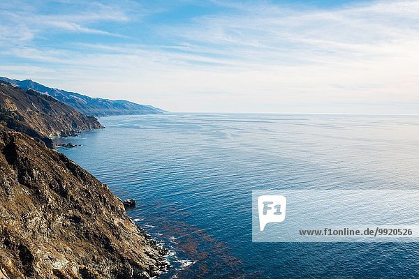 Blick auf Klippen und Meer  Big Sur  Kalifornien  USA