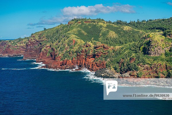 Blick auf Meer und rote Klippen  North Shore  Maui  Hawaii