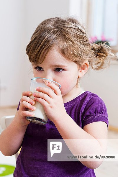 Mädchen trinken ein Glas Milch