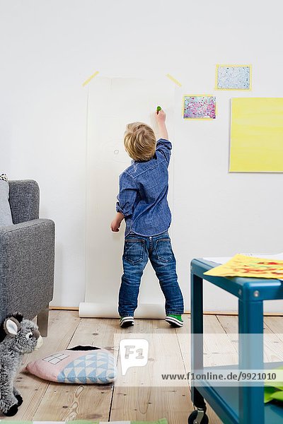 Jungenzeichnung an der Wand
