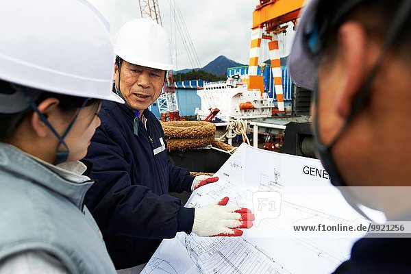 Arbeiter beim Betrachten von Plänen auf der Werft  GoSeong-gun  Südkorea