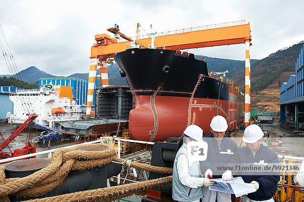 Arbeiter diskutieren Pläne auf der Werft  GoSeong-gun  Südkorea