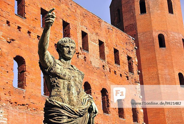Antike römische Bronzestatue des Kaisers Cäsar  Porte Palatine Stadttor  Turin  Piemont  Italien