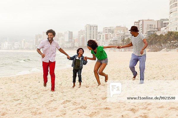 Drei Generationen Familie genießen Strand  Rio de Janeiro  Brasilien