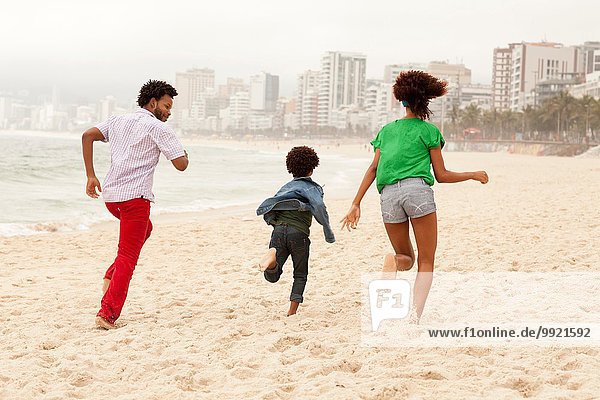 Paar und Sohn genießen Strand Rio de Janeiro Brasilien