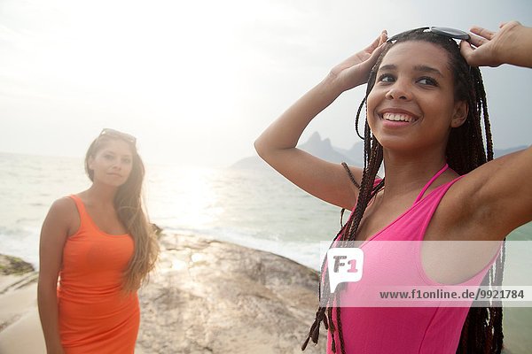Zwei junge Frauen  Strand von Ipanema  Rio De Janeiro  Brasilien