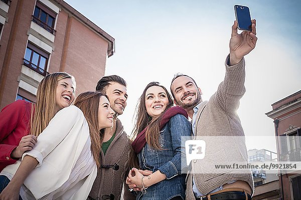 Mittlerer Erwachsener Mann  der Smartphone Selfie mit Freunden auf der Straße nimmt  Cagliari  Sardinien  Italien