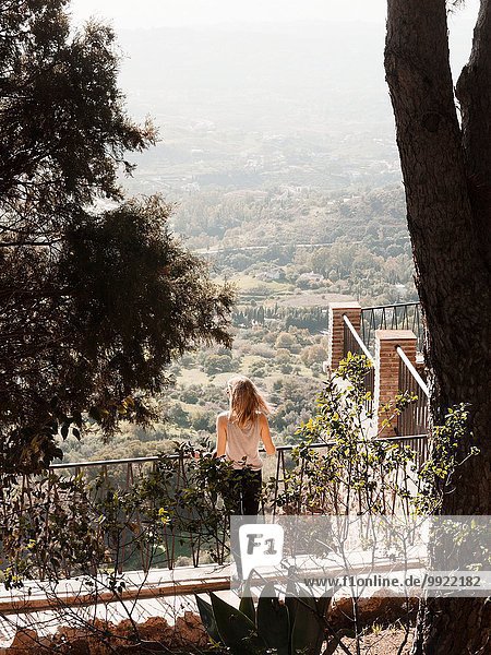 Mittlere erwachsene Frau auf dem Balkon stehend  Blick auf Mijas  Andalusien  Spanien