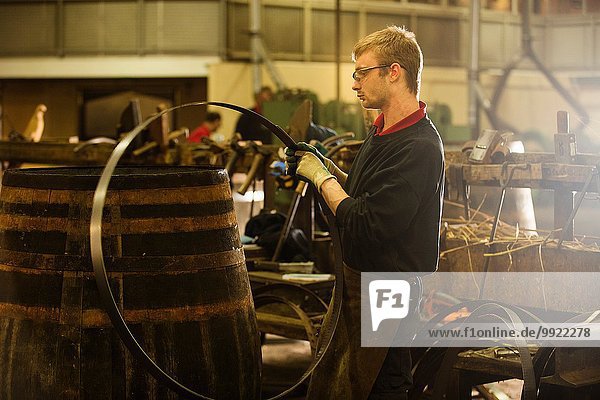 Männlicher Küfer  der Whiskyfässer in Küferei herstellt