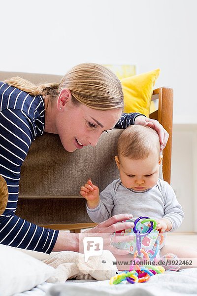 Mutter und kleines Mädchen  zu Hause  zusammen spielen