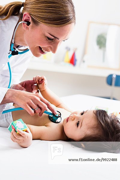 Kinderarzt untersucht das Herz des Jungen mit dem Stethoskop