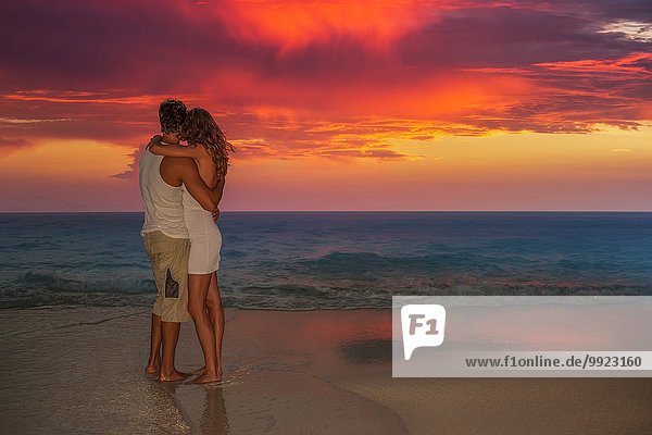 Paar steht am Strand bei Sonnenuntergang  Ari Atoll  Malediven