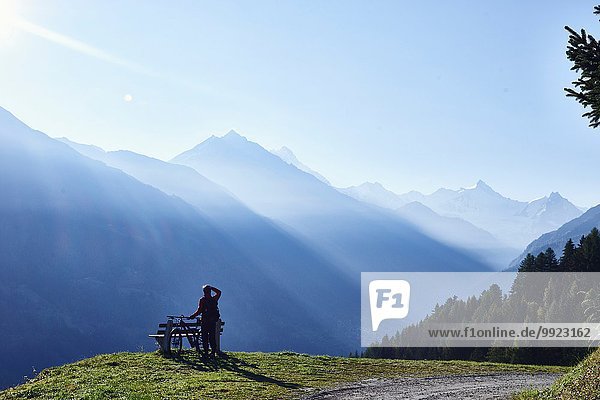 Mountainbiker in den Bergen  Wallis  Schweiz
