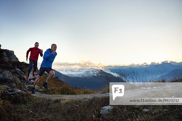 Zwei reife Männer Trail Running  Wallis  Schweiz